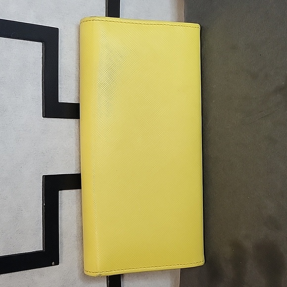 ⭐️Yellow Salvatore Ferragamo Leather Wallet - Picture 4 of 4